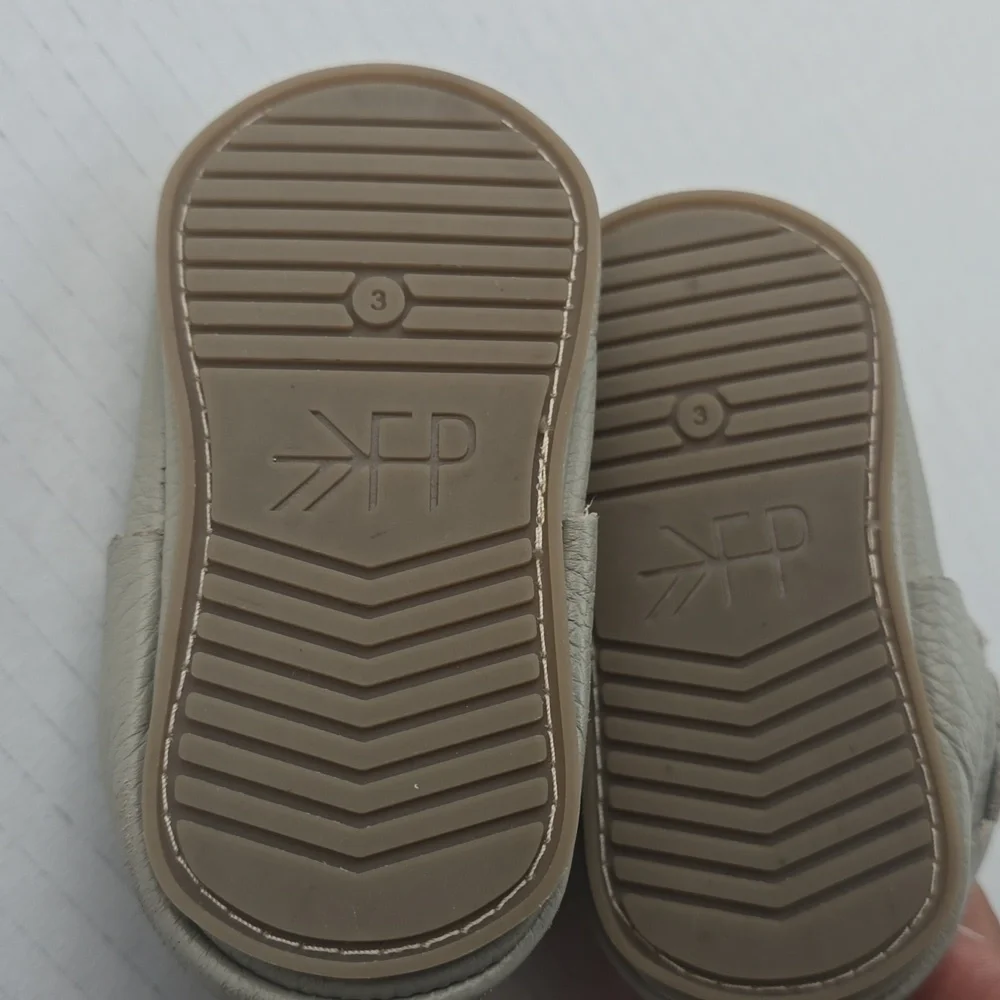 Freshly Picked Gray Leather Bow Mocc Sz 3